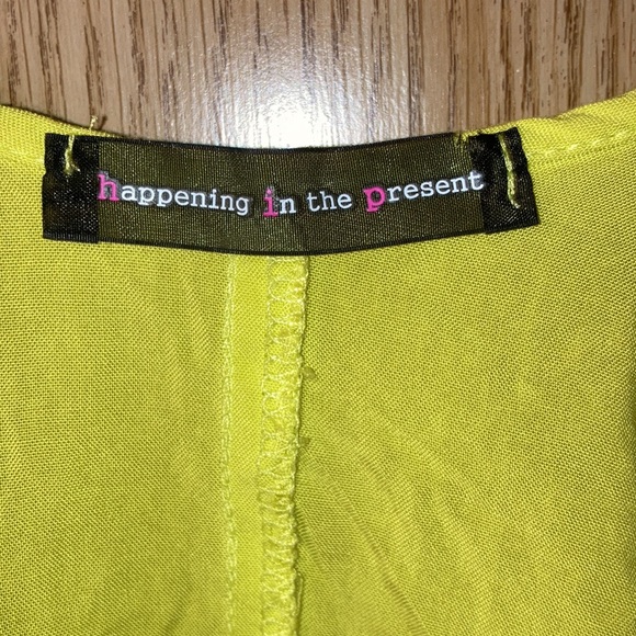 Happening in the present tank top - Picture 3 of 5